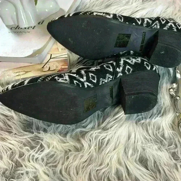 67 Sixtyseven Black & White Geometric Print Heeled Modern Boho Knit Ankle Boots - Picture 7 of 9